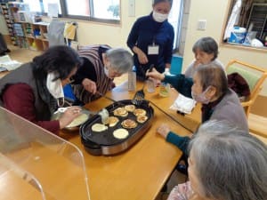 実習生ご利用者様とおやつ作り