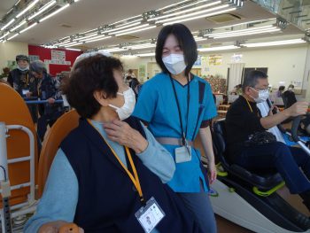 作業療法士の槇さん（写真中央）