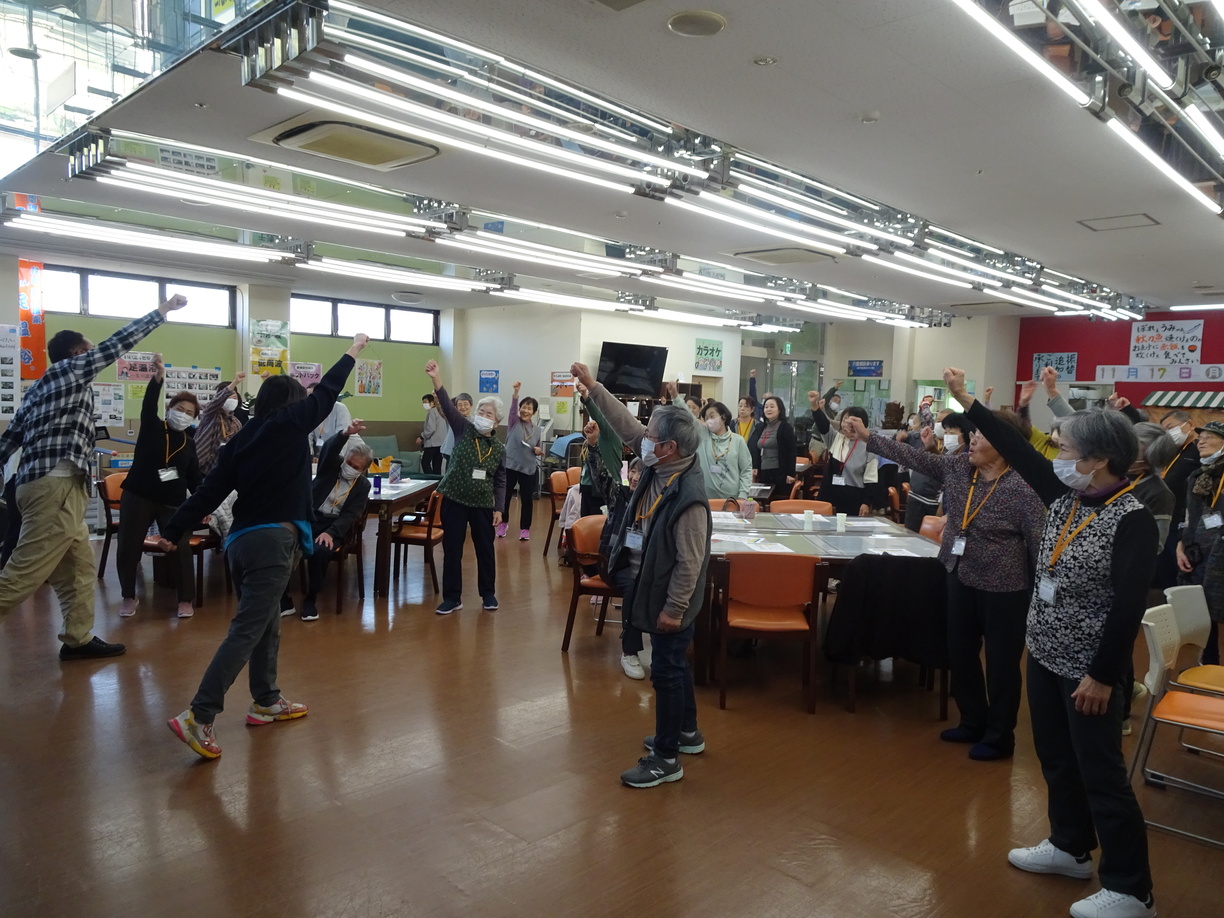 ラジオ体操後、気合を入れて「エイエイオー！」