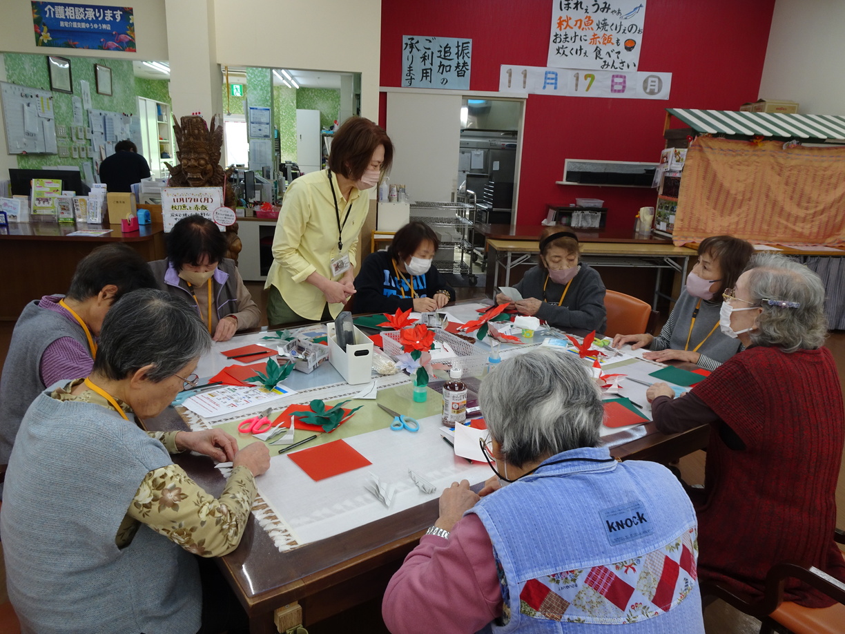 折り紙でポインセチアを制作。皆さん真剣です