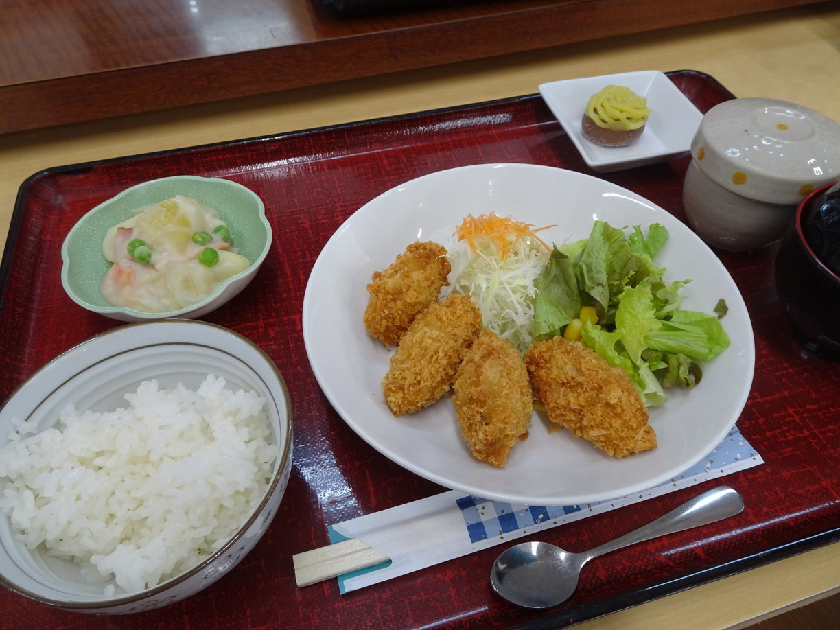 大粒のカキフライが4個付いた「カキフライ定食」