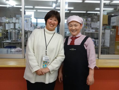 「ゆうゆう戸手」ホーム長のYさん（左）と厨房主任のKさん（右