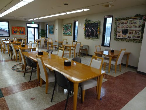 カラフルな絵が飾られた元気食堂の外観